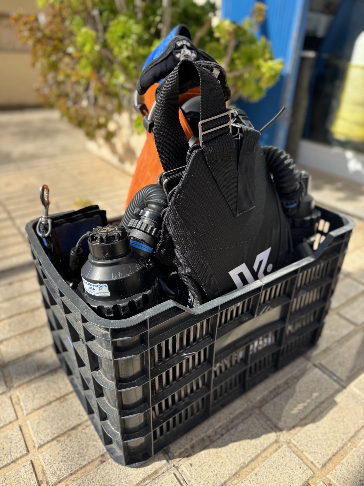 Closed-circuit rebreather unit packed in a transport crate